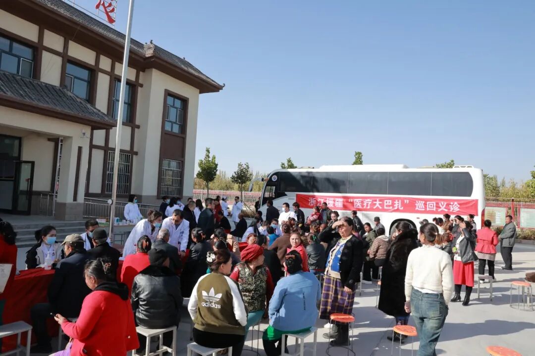 2023年10月27日，浙江省医疗人才“组团式”援疆医疗队前往沙雅县央塔克协海尔村开展“医疗大巴扎”巡回义诊活动.JPG