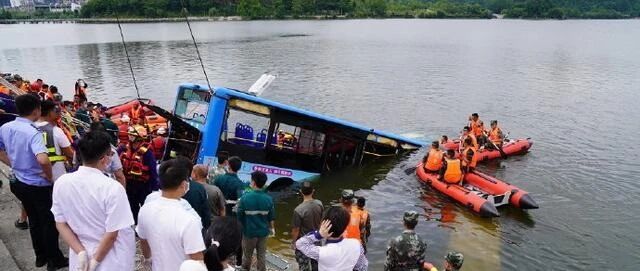 贵州安顺公交坠湖事件梳理，静待调查结果公布