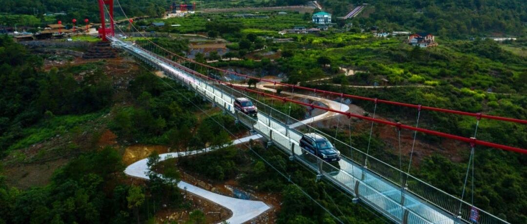 传祺GS8家族成功挑战世界最长的玻璃桥，再次展示中国高端智造的魅力