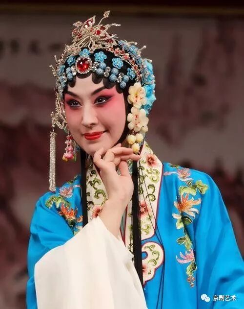 以上是眼法的基本运用方法,舞台上的表演,要根据人物性格,年龄,思想