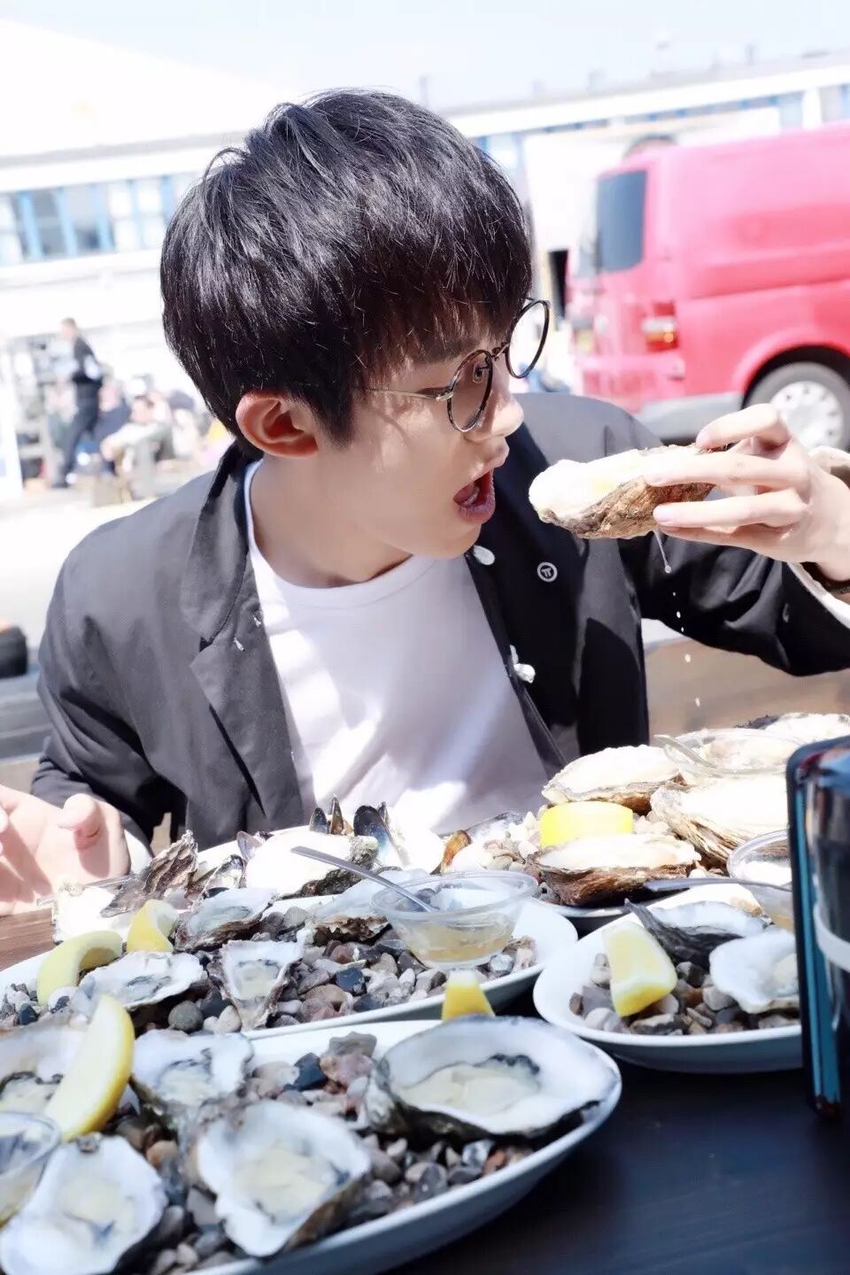 最后一张是亮点千玺哥哥吃生蚝的样子简直太