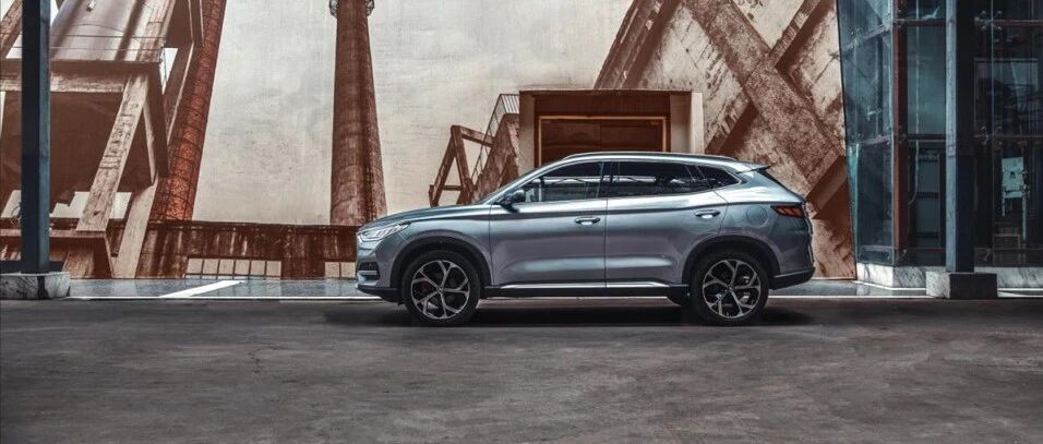 宋PLUS拍了拍你说：告诉你什么叫高端大气