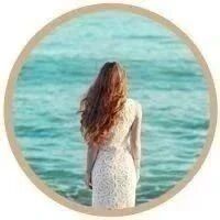 女子回家过年，父亲非常开心，母亲指着屋檐上的燕子说：燕子南飞，你又会陷入悲伤