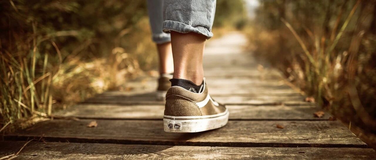 步伐大的人认知功能更好！长寿专家算出一个「理想步幅」