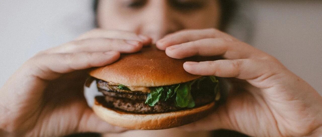 垃圾食品为何让人念念不忘？荷兰实验：大脑有张“卡路里地图”