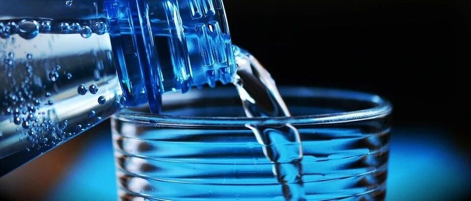 加拿大研究：年纪越大越该多喝水！不爱喝水的人易患5种病