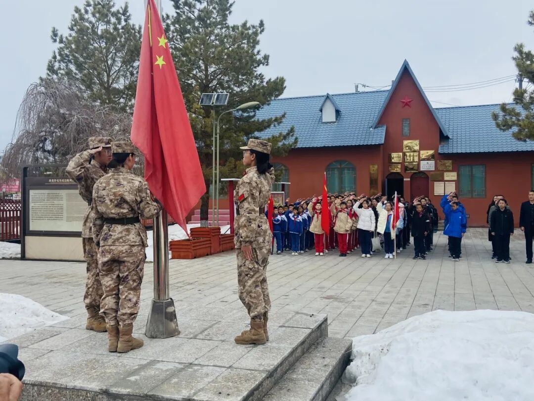 全体师生聆听了孙龙珍民兵班民兵讲述九师白杨市艰辛的屯垦戍边历史