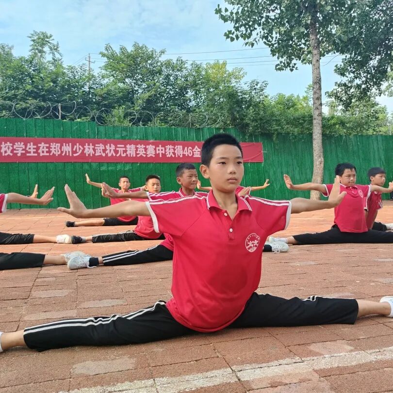 一分耕耘一分收获少林功夫文武学校举行年度第四次武术考核