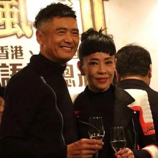 60岁周润发的妻子高调亮相,穿紫色连衣裙优雅又贵气