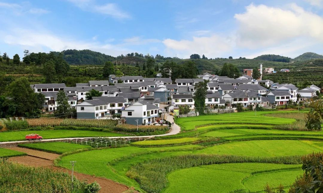 高標準推進谷堡鎮索橋村,六屯鎮大木村等15個鄉村振興示範點建設.