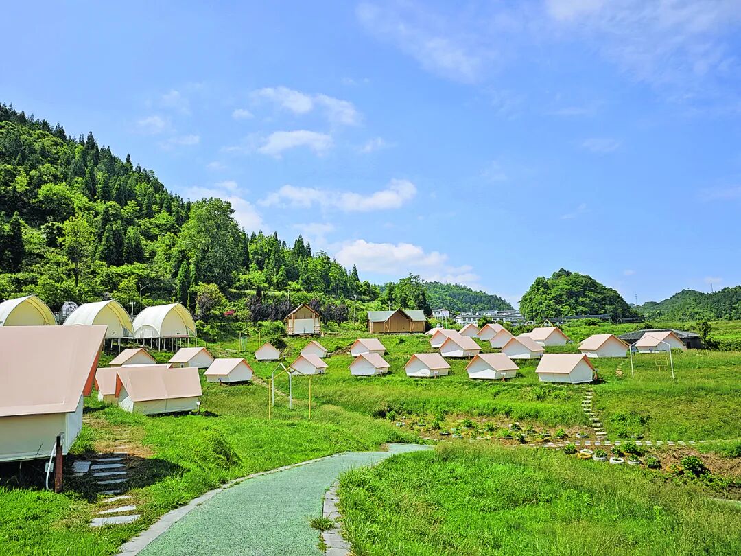 在此背景下,高坡乡抓住机遇打造了扰绕露营基地,良好的露营体验感和