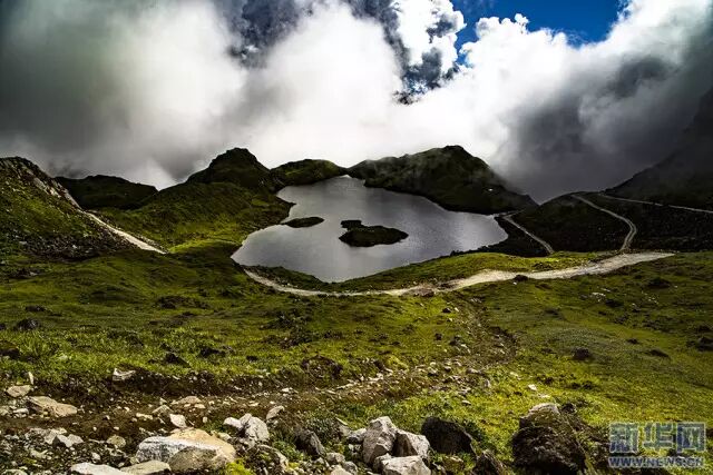 嘎瓦龙天池边的夏季.新华网西藏频道签约摄影师 阿旺仁青 摄