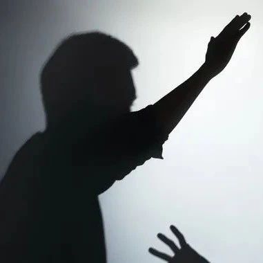 浙江女子凌晨熟睡时遭丈夫拳打脚踢，向婆家求救却无果……