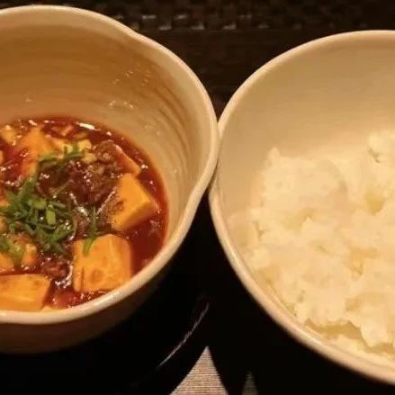 两棵青菜、一片脆皮鸡…人均2000+的“中餐日作”餐厅惹争议