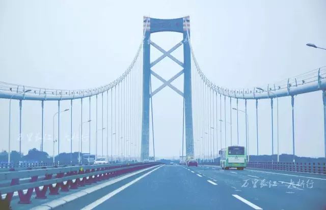 阳逻大桥开通后,有效缓解了武汉过境车辆的压力,每日分流过境车辆约