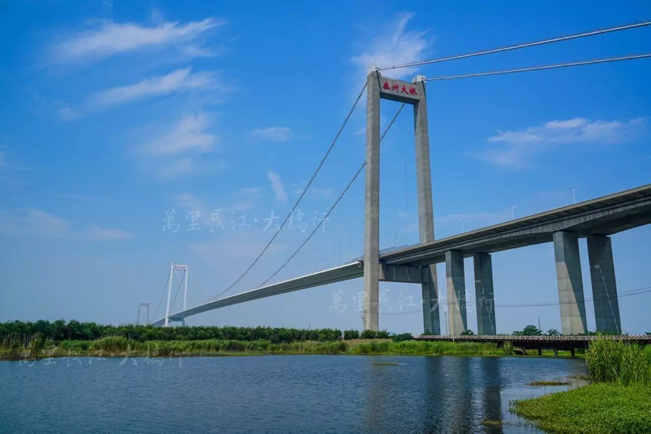 万里长江大桥行我国首座三塔悬索桥泰州长江大桥