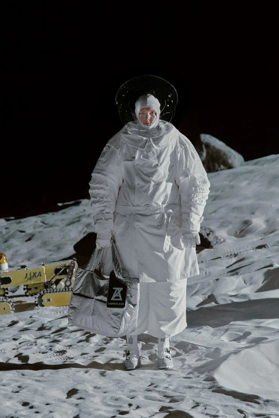 日本的侯赛因卡拉扬宇航服发光服帐篷衣创作瓶颈根本不存在的