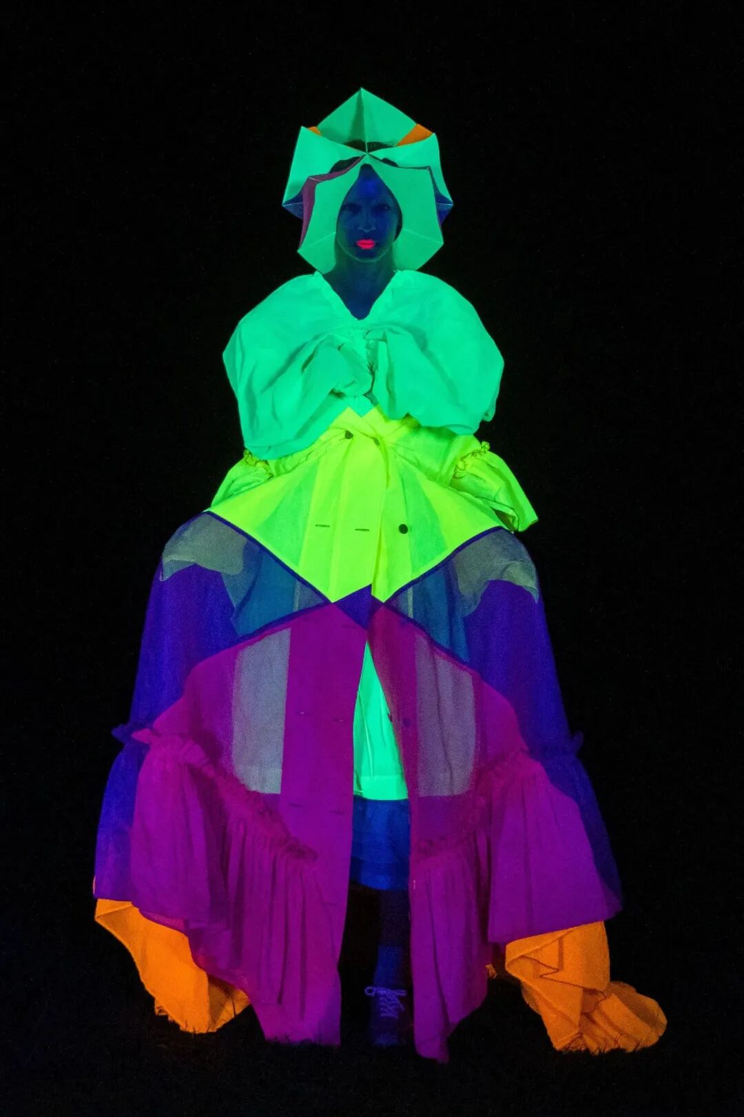 艺术与设计 - 日本的侯赛因卡拉扬:宇航服,发光服,帐篷衣……创作瓶颈