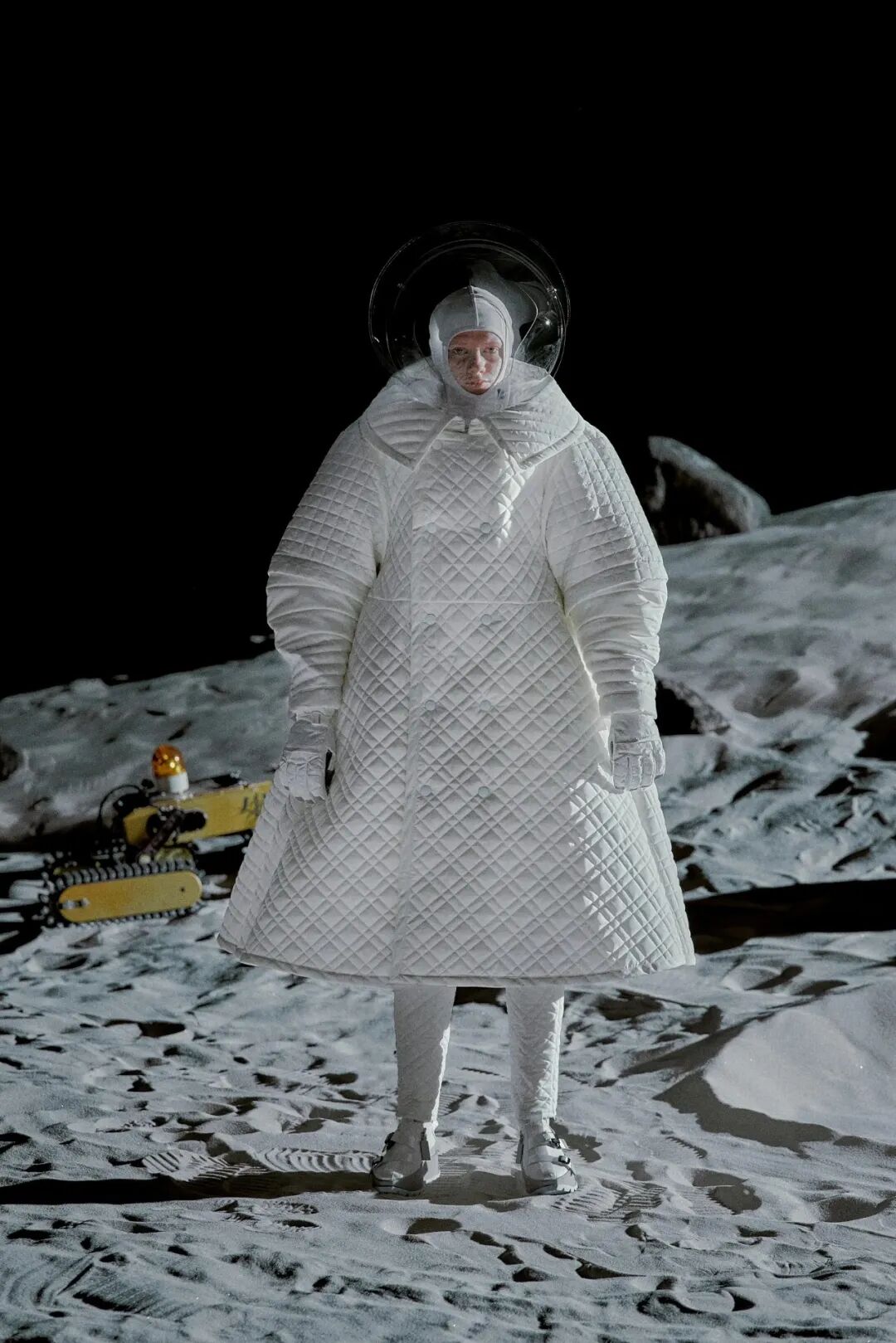 日本的侯赛因卡拉扬宇航服发光服帐篷衣创作瓶颈根本不存在的