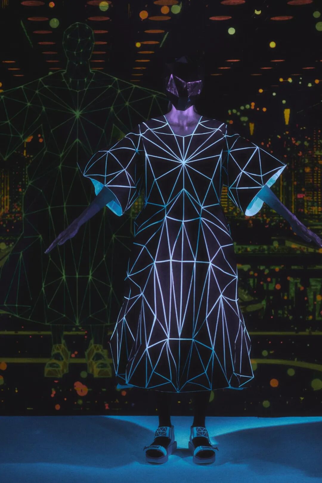 艺术与设计 - 日本的侯赛因卡拉扬:宇航服,发光服,帐篷衣……创作瓶颈