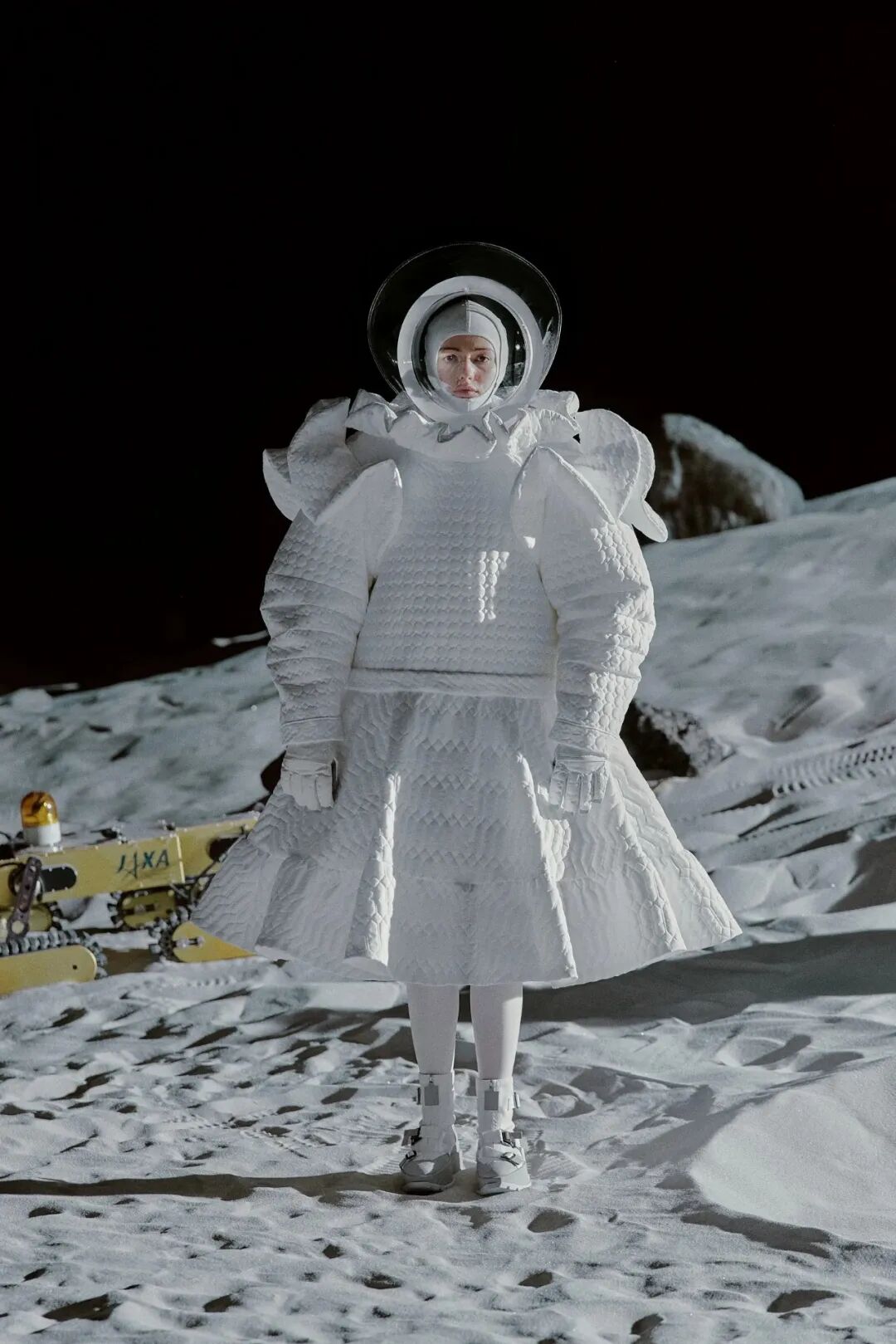 日本的侯赛因卡拉扬宇航服发光服帐篷衣创作瓶颈根本不存在的