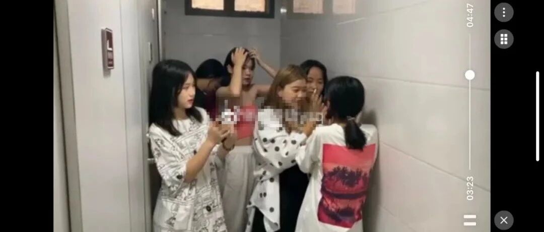 女孩厕所遭围堵，被多名女生连扇20多下耳光，施暴者：出事我扛着