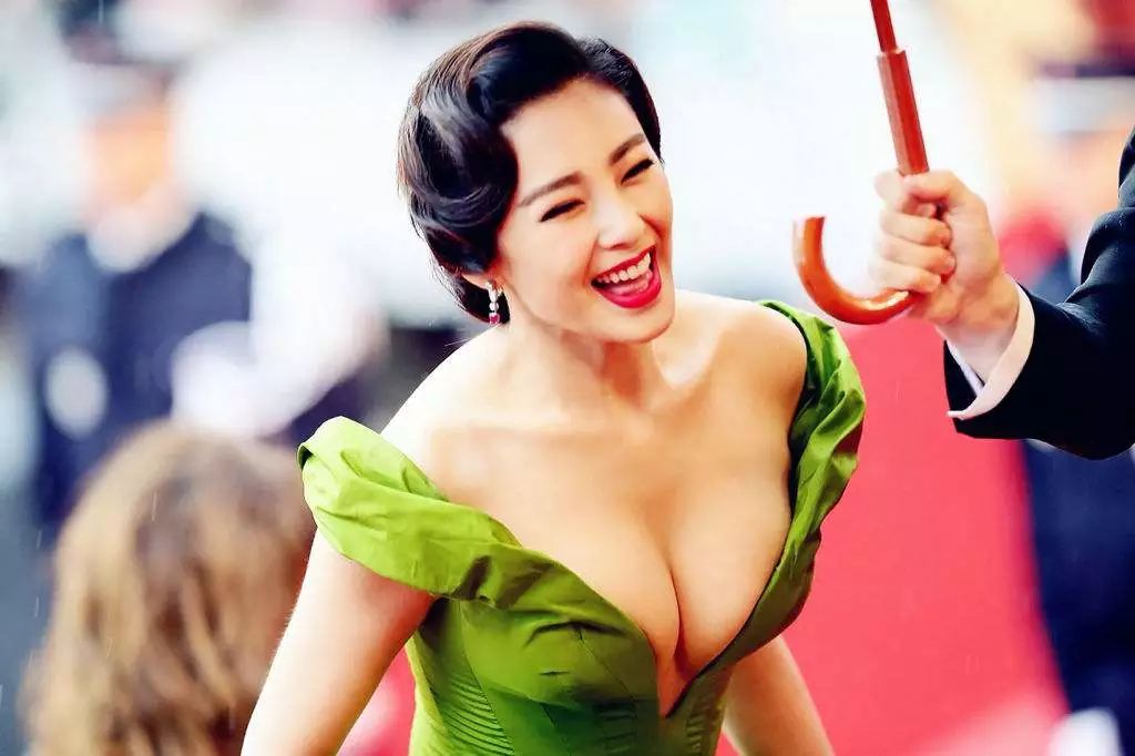 張雨綺暴打老公後宣布離婚:「去你媽的愛情」,男人就應該在家生娃帶孩子!