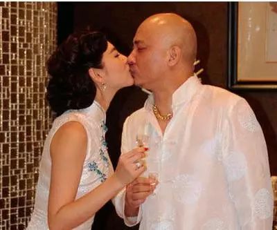 張雨綺暴打老公後宣布離婚:「去你媽的愛情」,男人就應該在家生娃帶孩子!