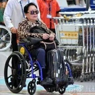 她曾红过刘晓庆,却遭前夫家暴,儿子也入狱,如今70岁靠轮椅出行
