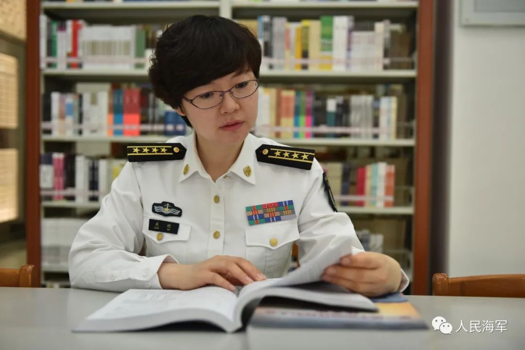 关欣荣誉满身……荣立二等功2次,三等功2次享受国务院政府特殊津贴"