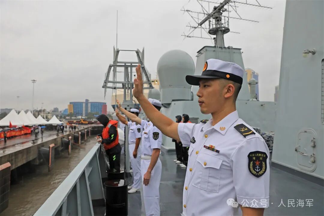 王远方 摄当日上午10时许悬挂"中坦友谊,地久天长"横幅的海军乌鲁木齐