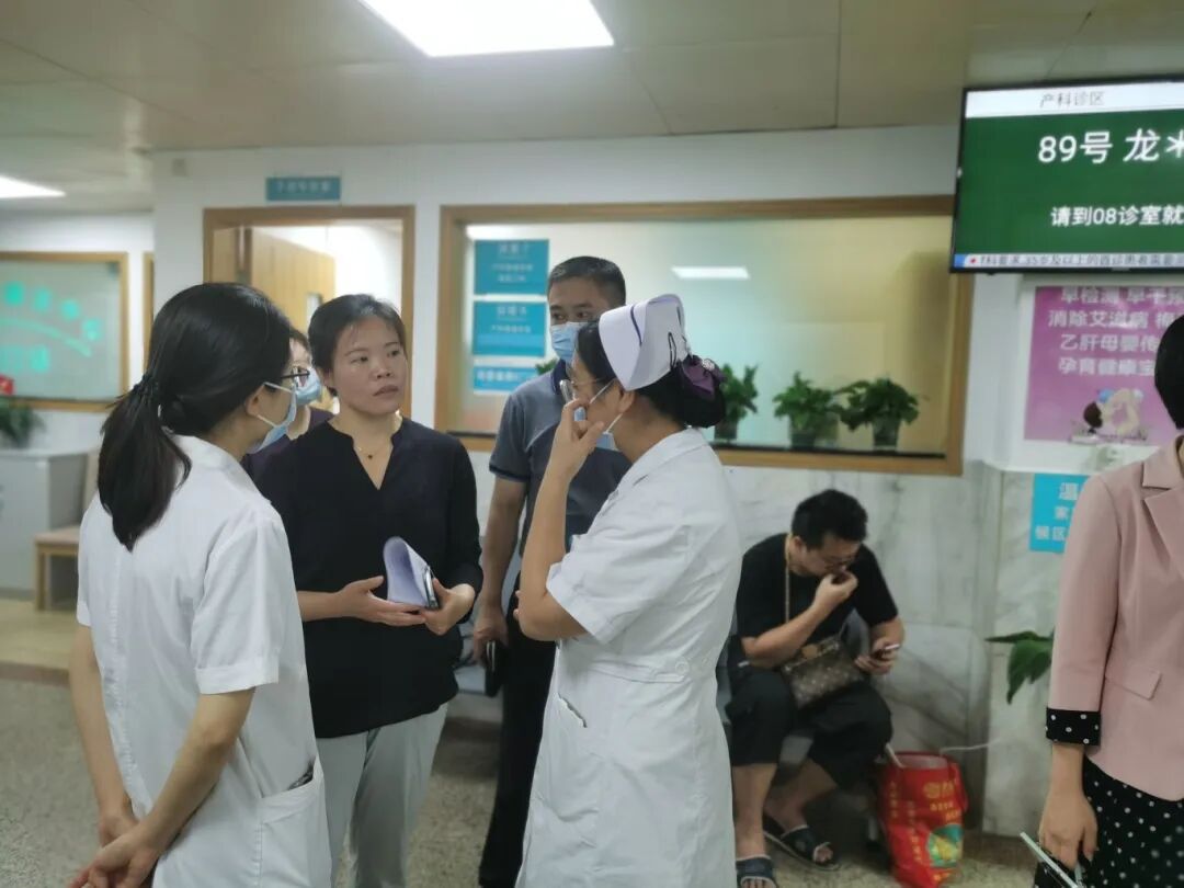 邱琇（左二）调研母婴安全工作开展情况