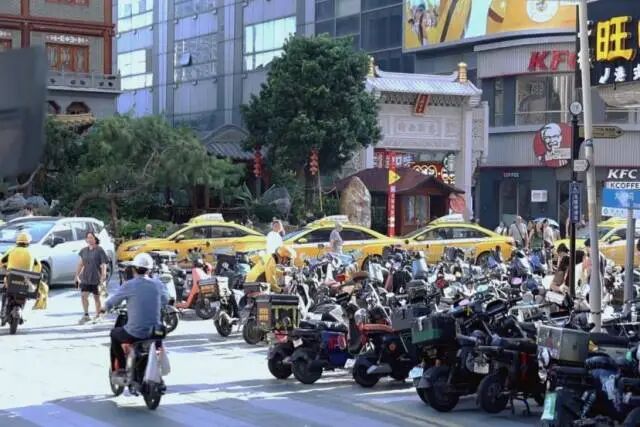 大佛寺附近停车混乱。