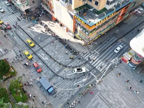 改造后交通秩序井然，效果显著。