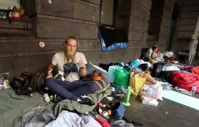 中国留学生在市区遭澳流浪汉袭击，被抓满脸血！叫嚣：要弄死中国人（组图） - 1