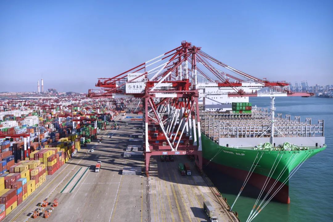 「长荣海运」世界上最大的集装箱船长青航运首次驶往山东青岛港