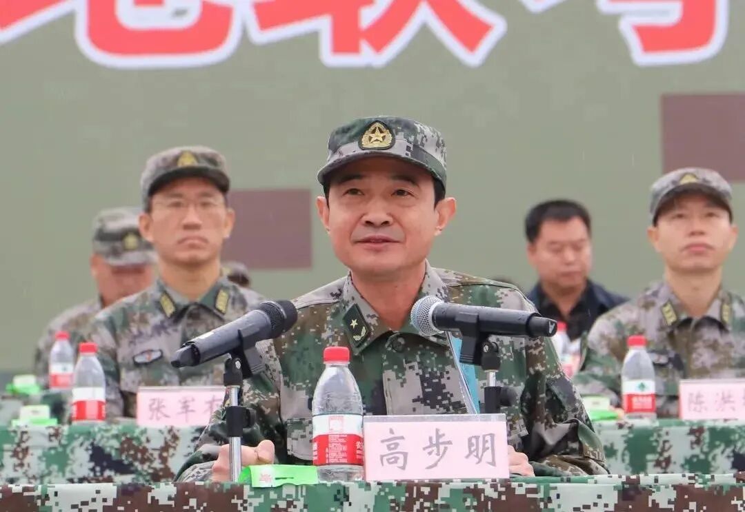 今年57岁,江苏高邮人,曾任武警南京市支队政委,武警某机动师政委等职
