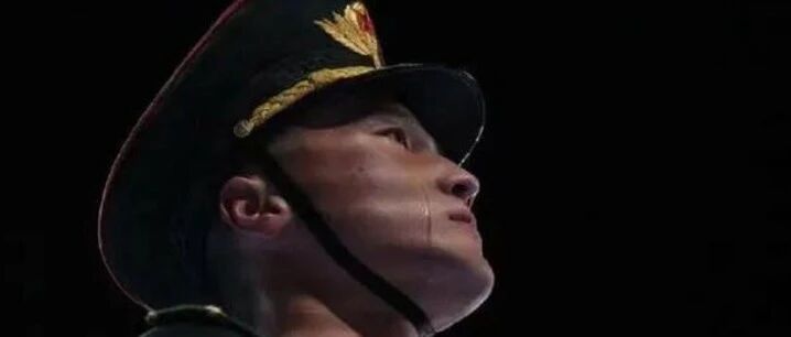 冬奥护旗手落泪照片刷屏，解放军仪仗队是如何炼成的？