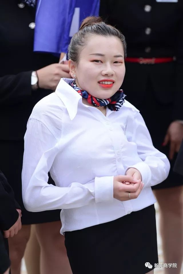 穿上这件白衬衫,我发现了自己迟到的美