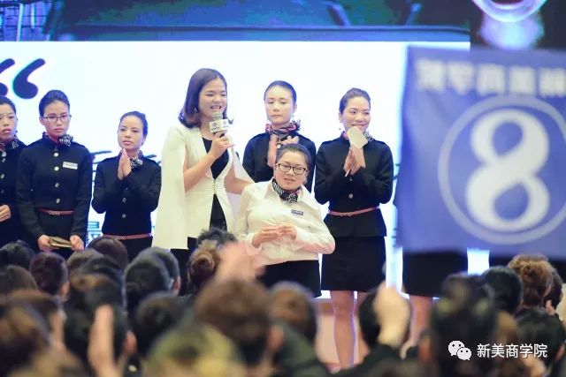 穿上这件白衬衫,我发现了自己迟到的美