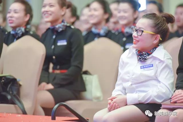 穿上这件白衬衫,我发现了自己迟到的美