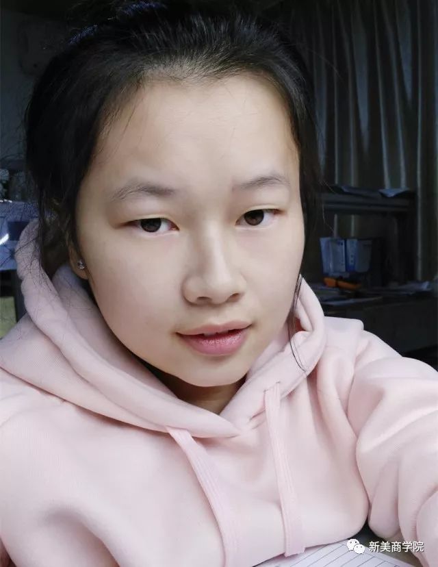 穿上这件白衬衫,我发现了自己迟到的美