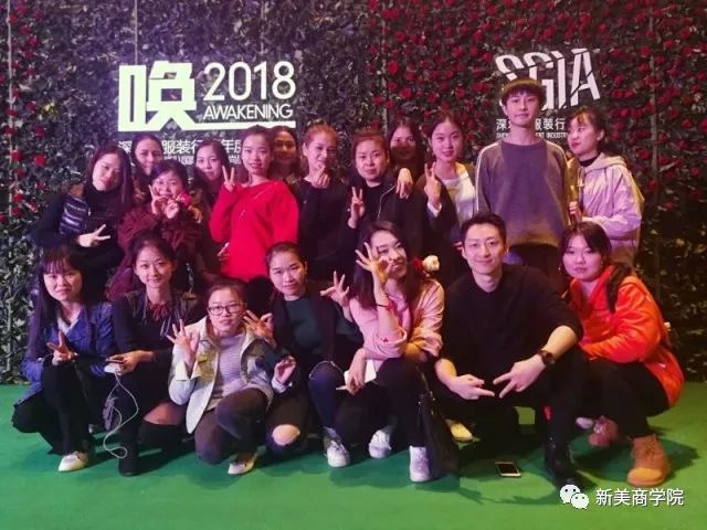 穿上这件白衬衫,我发现了自己迟到的美