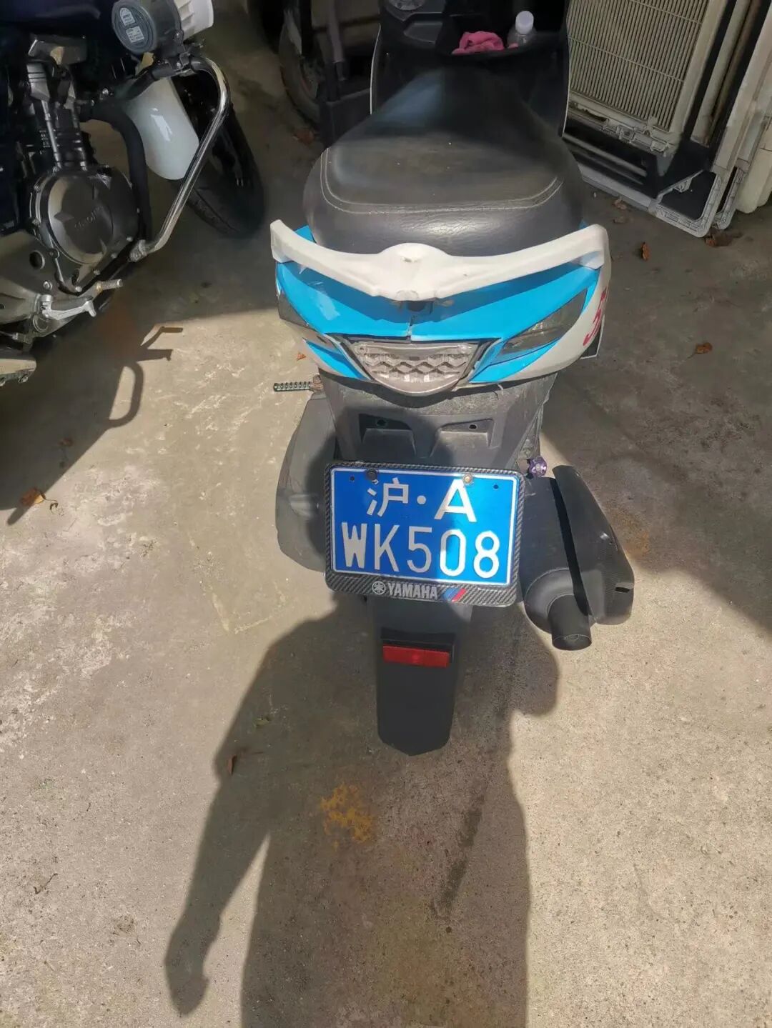 在查看公共视频后,根据该车近期出入小区的行驶轨迹迅速锁定摩托车