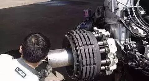 【見多識廣】降落時(shí)速200多公里的飛機(jī)，如何急剎車？原來這么多剎車裝置！的圖7