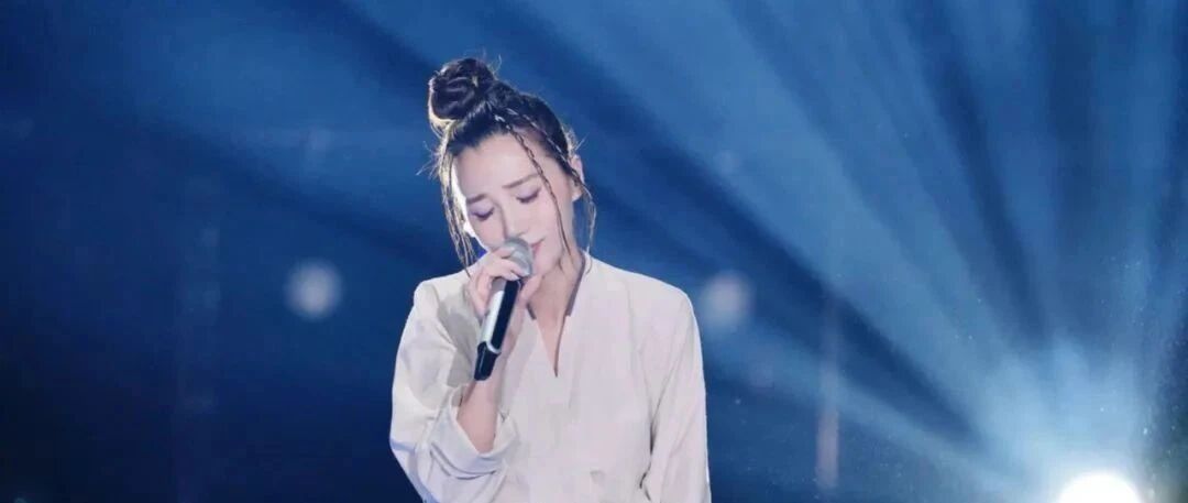 她在最红时归隐山林做农妇，40岁重回舞台，乘风破浪「死里复活」！