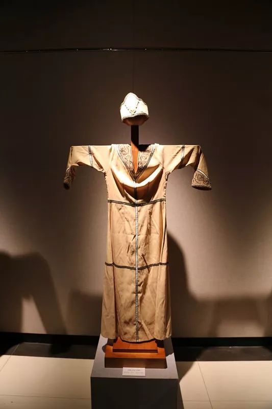 回鹘王后服饰(仿制品)  回鹘王国时期唐代仕女服饰(仿制品) 唐代景教