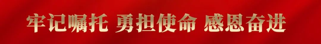 游客在黑龙江大兴安岭打起了雪仗