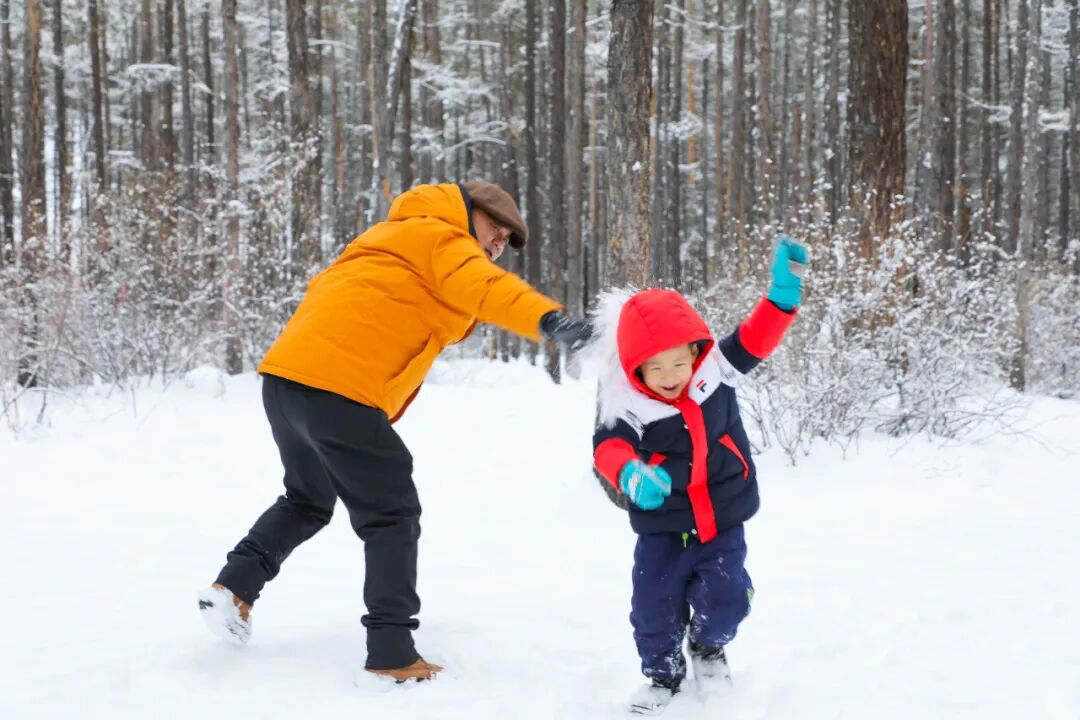 游客在黑龙江大兴安岭打起了雪仗