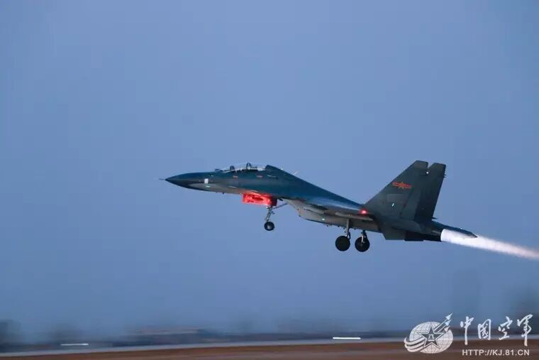 "数架战机在塔台的指令下依次冲上云霄,该团"空战之星"对抗竞赛正式拉